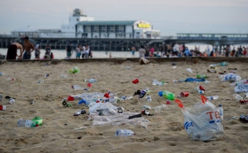 Több tonna szemetet hagytak maguk után a koronavírus ellenére strandoló angolok