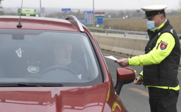 Mégsem ússzák meg az ingázók, negatív teszt szükséges a határokon