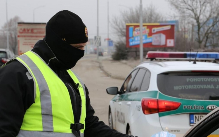 Menekülés közben nekihajtott egy rendőrnek, hivatalos személy elleni erőszakkal vádolják