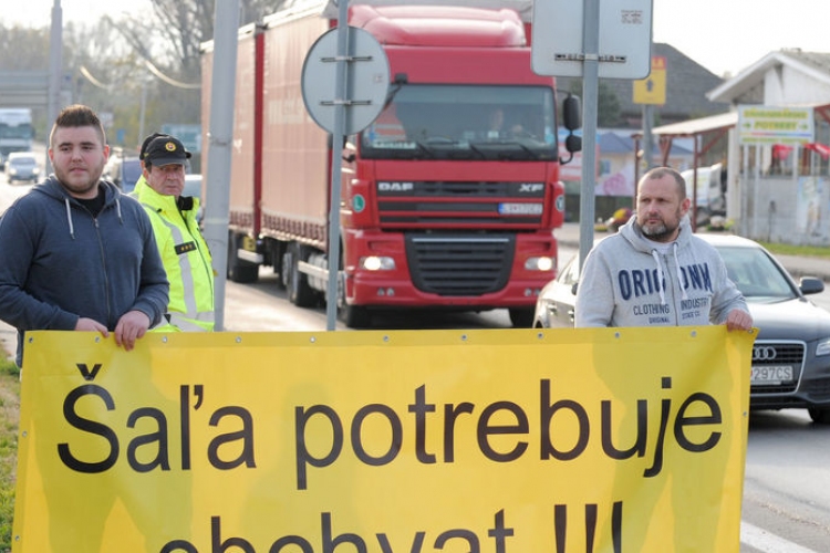 Vágsellye: Lassú haladással tüntetnek a sofőrök a vágsellyei körgyűrű építésének elhalasztása miatt