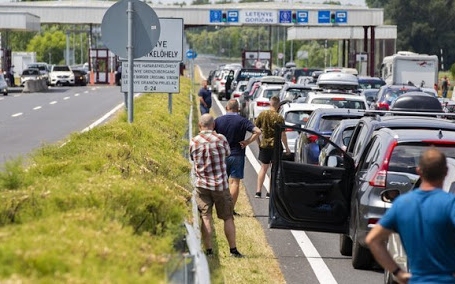 A csomagtartóban csempészte barátnőjét, elkapták