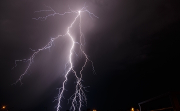 Viharokra, jégesőre figyelmeztetnek a meteorológusok