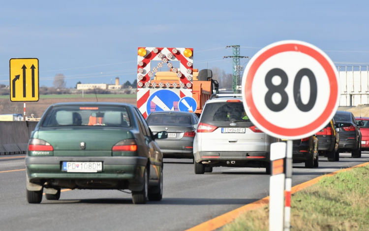 Baleset miatt ideiglenesen lezárták a D2-es Malackára vezető szakaszát