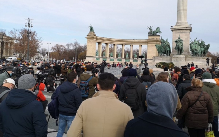 Hat tüntetőt bírságoltak meg a Hősök terén