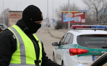 Menekülés közben nekihajtott egy rendőrnek, hivatalos személy elleni erőszakkal vádolják