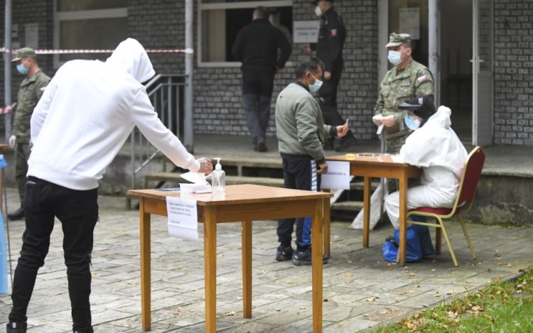 Országos Tesztelés: Árván és Bártfán ma 31,231 tesztet végeztek el, eddig 1076 fertőzöttet regisztráltak