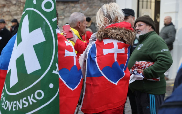 Pozsonyi tüntetés: a tömeg a Šafárik térről átvonult a Kormányhivatalhoz