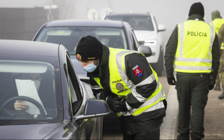 Hétfőtől változnak a határátkelésre és a karanténra vonatkozó szabályok