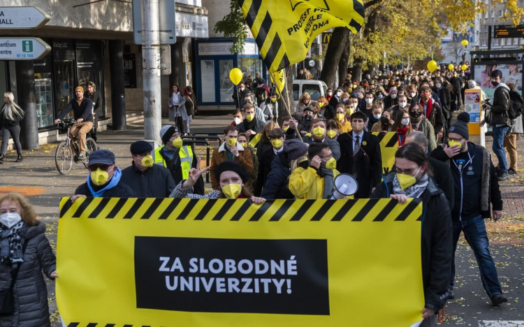 Sárgában a szabadságért – véleménycikk a diáktüntetésről  