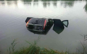 Tóban kötött ki egy parkoló autó