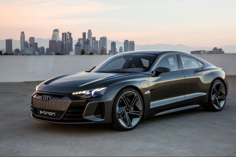 A Tesla komoly kihívót kapott: itt az AUDI e-tron GT