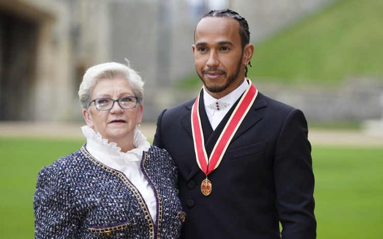 Nevet változtatna Lewis Hamilton