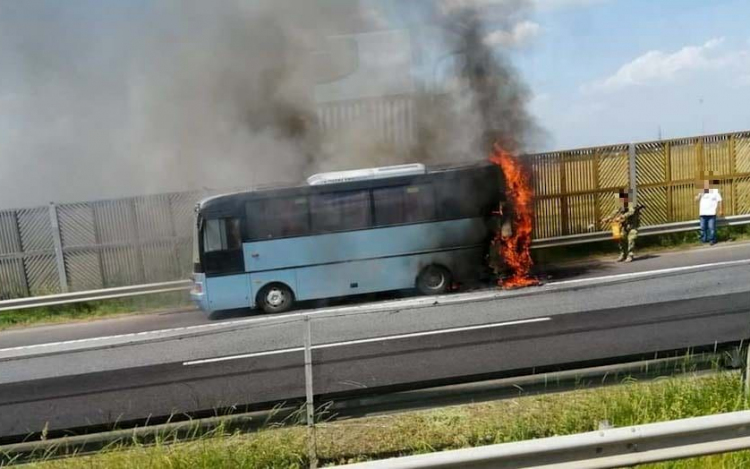 Kigyulladt egy egész busz az M3-as autópályán