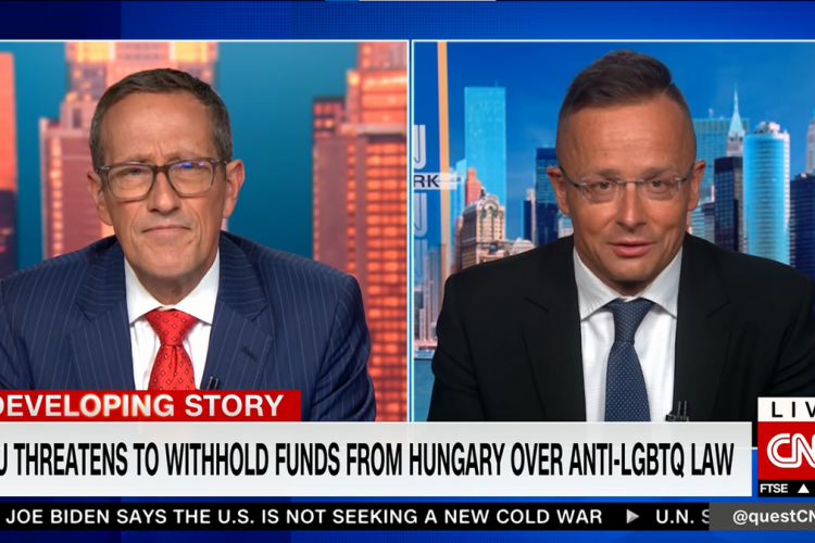 VIDEÓ: A CNN meleg riportere faggatta Szíjjártót: „Miniszter úr, Ön engem is pedofilnak tart?” 