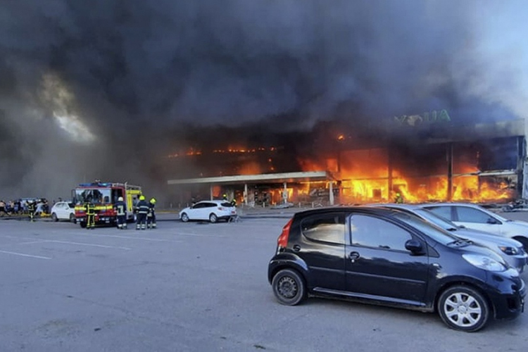 Orosz rakétatámadás ért egy emberekkel teli bevásárlóközpontot