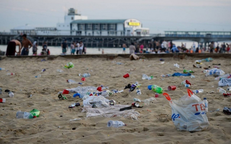 Több tonna szemetet hagytak maguk után a koronavírus ellenére strandoló angolok