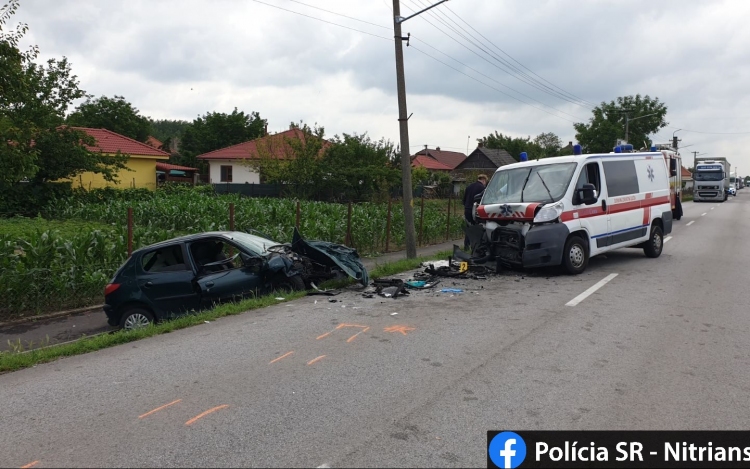 Súlyos baleset: Mentőautó és egy Peugeot ütközött