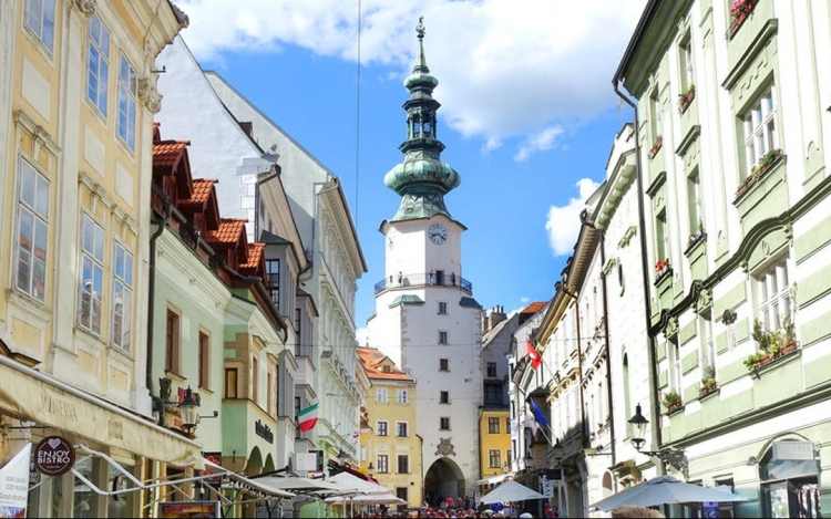 Napos, foltokban felhős idő várható ma Pozsonyban