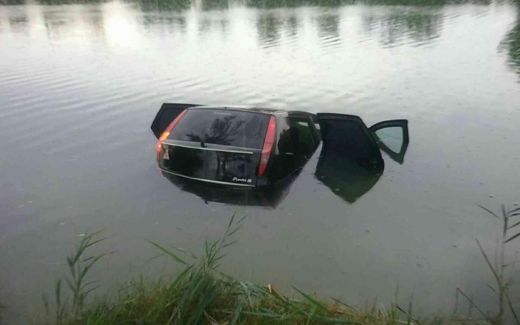 Tóban kötött ki egy parkoló autó