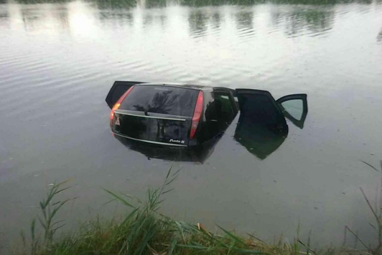 Tóban kötött ki egy parkoló autó