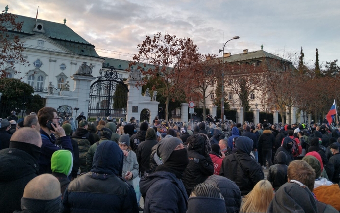 Elhunyt COVID-19-ben egy férfi, aki részt vett a pozsonyi tüntetésen