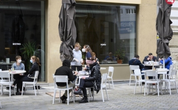 Péntektől bezárnak a kávézók teraszai 