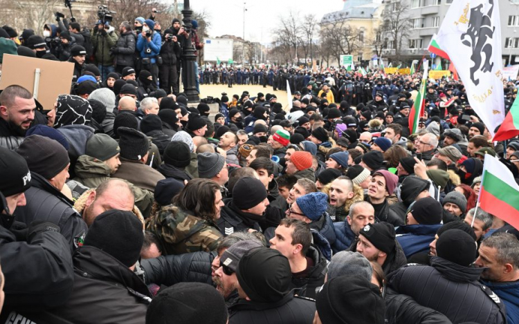 Oltásellenes tüntetők ostromolják a bolgár parlamentet