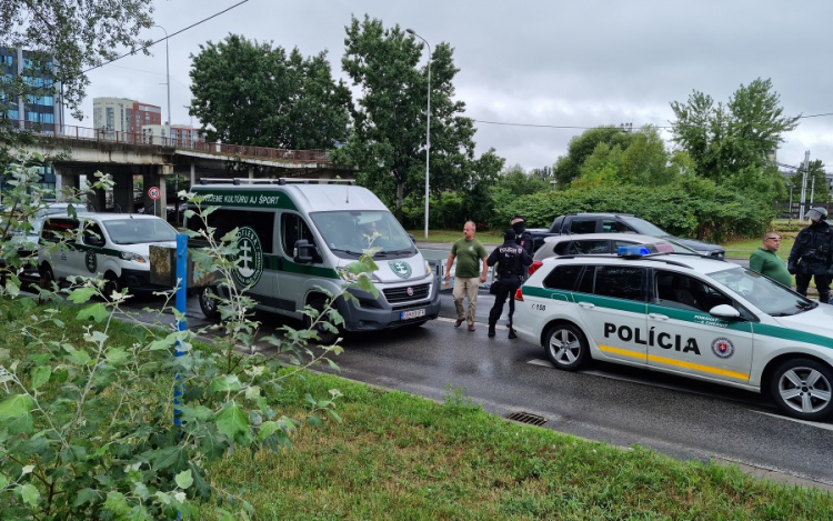 Pozsony: a tüntetők a Hodža teret blokkolják, Kotlebáék Ligetfalun parádéznak