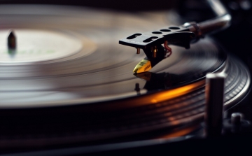 Újra a vinyl a menőbb: idén kevesebb CD-t adtak el, mint lemezt