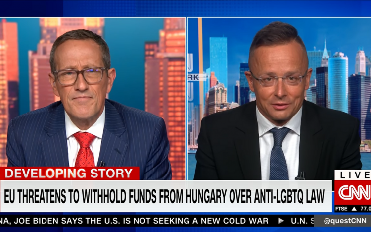 VIDEÓ: A CNN meleg riportere faggatta Szíjjártót: „Miniszter úr, Ön engem is pedofilnak tart?” 